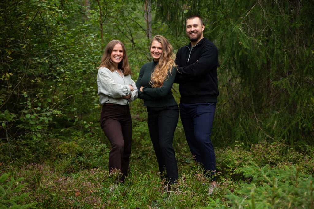 Foto på team Nature Station i grönskande skog